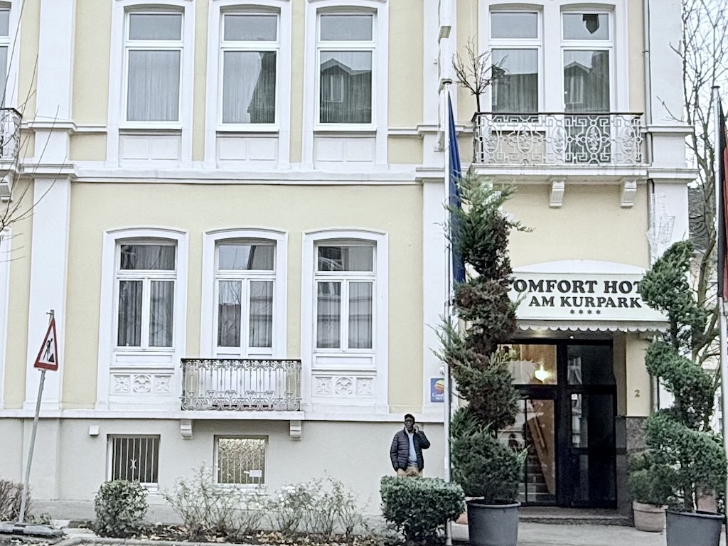 Exterior of Comfort Hotel Am Kurpark in Bad Homburg, a charming accommodation option for day trips from Frankfurt.